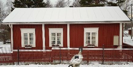 Rakennusmateriaalit: hirsirunko, kuisti lautarakenteinen, huopakatto, peiterimalautavuoraus, perustus osittain lohkokiveä ja osittain maalattua betonia