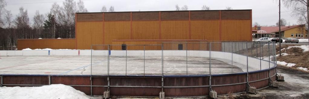 Byggnadsår: 1980 (planer och bygglov från 1975) Storlek: 1510 m² Huvudplanerare: Hyvinkään Muovihuone Oy. Kuva 16. Urheiluhalli eteläpuolelta. / Idrottshallens södra sida. Kuva 17.
