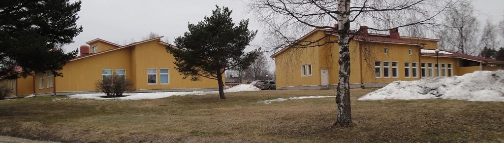 Koulun alue seututien suunnasta, koulu vasemmalla ja tekninen tila oikealla. / Skolans område från den regionvägen, skolan till vänster och tekniskt utrymme till höger. Kuva 21.