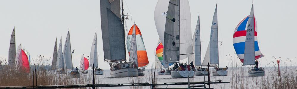 Inbjudan till Jäverön Runt 2018, 9 juni Karlstads Segelsällskap inbjuder till Jäverön runt, en regatta som går under mottot allt som kan bära segel skall ut på vattnet.