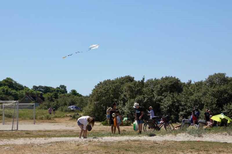 ARRANGEMANG Drakfest med byalaget Den 2 juni 2018 avhölls Rydebäcks drakfestival på strandängen nedanför scoutstugan för andra året. Vädret var strålande hela dagen men vinden var svag.