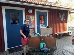 Båtresan tar 20-30 minuter, de åker via Solidö och hämtar upp flera barn och landar sedan vid Gränsö kanal där de får åka taxi från bryggan till skolan.