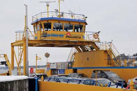 Färjan Nina i trafik mellan Vaxholm och Rindö, foto: Björn Sjöblom Över Rindö leder länsväg 274, med vägfärjeförbindelser till Vaxholm i väster (Vaxholmsleden) och till Värmdö (Oxdjupsleden) i öster.