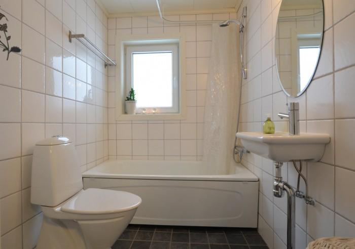 Badrum Helkaklat badrum med toalett, badkar