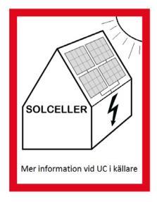 Sid 4 finnas vid manöverdon, huvudcentral och växelriktare. Figur 1 visar ett förslag på utformning av skyltar. Figur 1. Exempel på skyltning för byggnader med solceller.