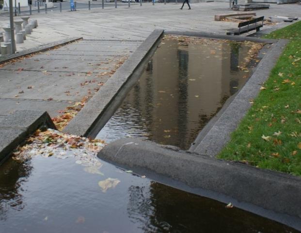 Exempel på ytlig avledning när innergården är terrasserad, tillfälliga vattenspeglas