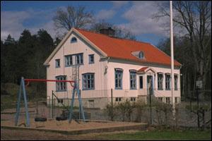 Skolor inom området Hålta skola åk F-6. Hålta skola ligger i landsbygdsområde vid Hålta kyrka, ca 10 km väster om Kungälvs tätort.