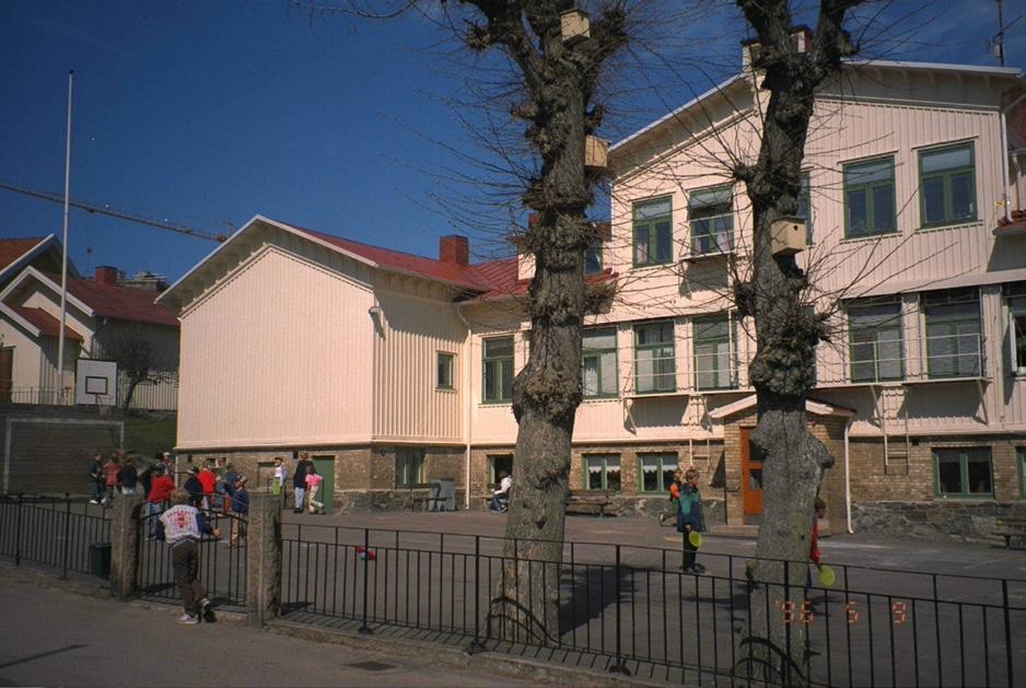 Även om skolan är 130 år gammal så är den idag en modern och funktionell enhet där skolgården är härlig miljö för lek och lärande.