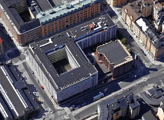 Byggnaden består av två huskroppar där den nordöstra delen utgörs av en kyrkobyggnad samt fristående klockstapel för Immanuelskyrkan.