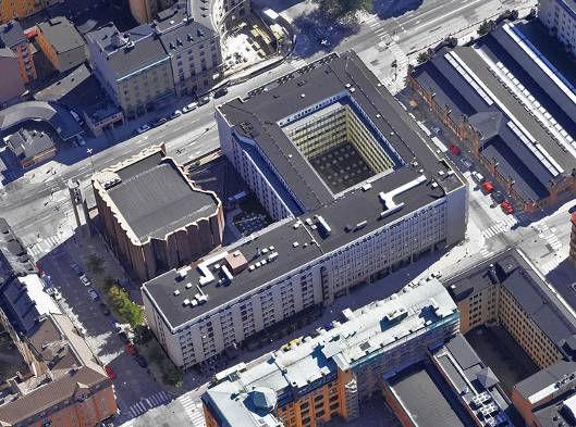 Fasader mot gata är utförda i vitglaserat tegel medan gårdsfasader är utförda i korrugerad plåt.