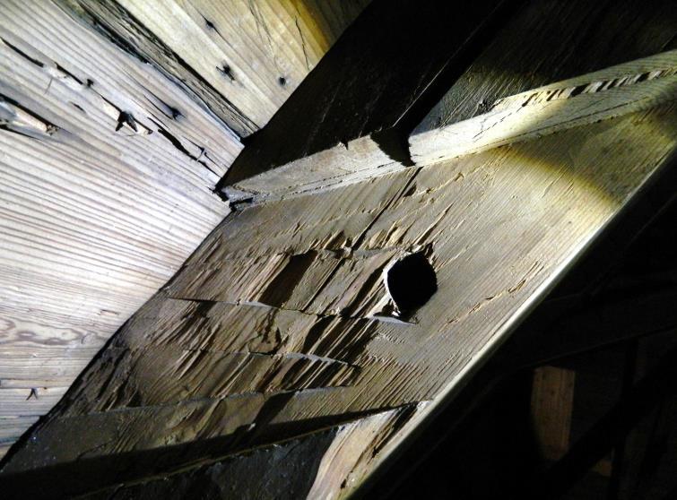 Knutarna i takstolen verkar ha huggits med en bredbila på 8 (200 mm) vilket får anses ovanligt då man