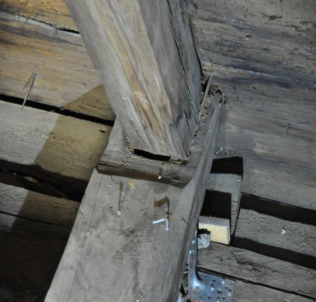 från år 1655. Spår efter bredbila i knuten. Sammanfogningarna är gjorda med liten lax och med furudymlingar.