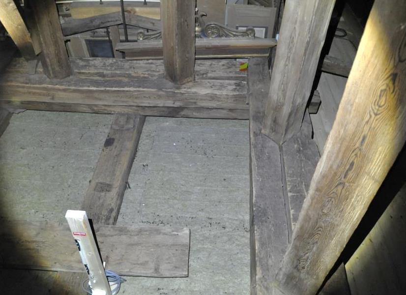 Dessa sammanbinds dels av genomgående plank som sitter i den övre delen samt av två meter långa kryss