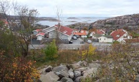 I samband med övriga markarbeten rensas slänten på instabila partier sprängsten.