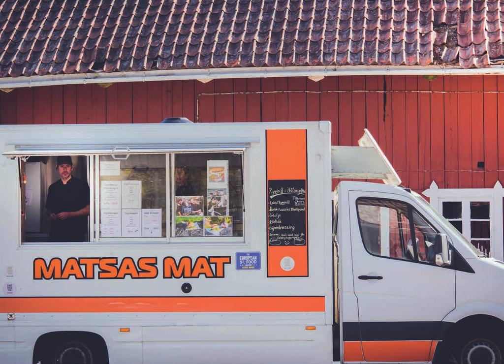 Vi bakom tidningen Den vita foodtrucken ute på Anders Jonssons och Tiitta Götessons gård i Voxna är redo att lastas med mat och tillagas för att sedan mätta nyfikna gäster.