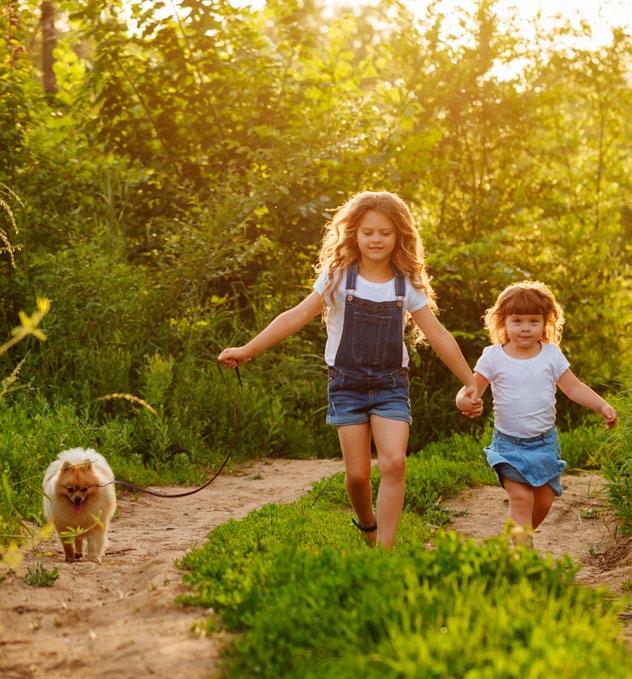 V årgårda är det nära till allt Precis utanför knuten erbjuder Fagrabo Ängar en fantastisk kuperad natur med ett rikt växtliv och naturliga stigar perfekt för kvälls- eller morgonpromenaden med