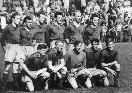 Männens ligafotboll hade f.ö. lagts ner under krigsåren. Vid fabriken Dick Kerr i Preston bildades att lag med kvinnor. På juldagen 1917 spelade man match mot Arundel Coluthard factory.