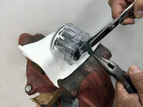 Ventilkroppens ovansida har fyra luftkanaler som är tätade med filterskivor och O ringar. ANMÄRKNING: Byt ut filterskivorna (ingår i strypventilsatsen) när man byter ut strypventilerna. Se steg 2.
