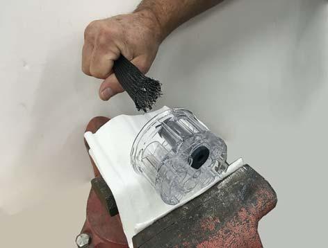 ventilkroppen. Om det behövs drar och vrider man strypventilen så att räfflorna passar in mot spåren.