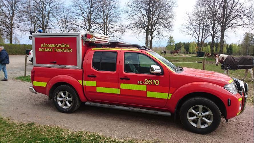 Idag har man inte ens rinnande vatten så det går att tvätta sig efter larm. Den nya brandbilen står dessutom parkerad i ett tält utanför den lilla brandstationen.