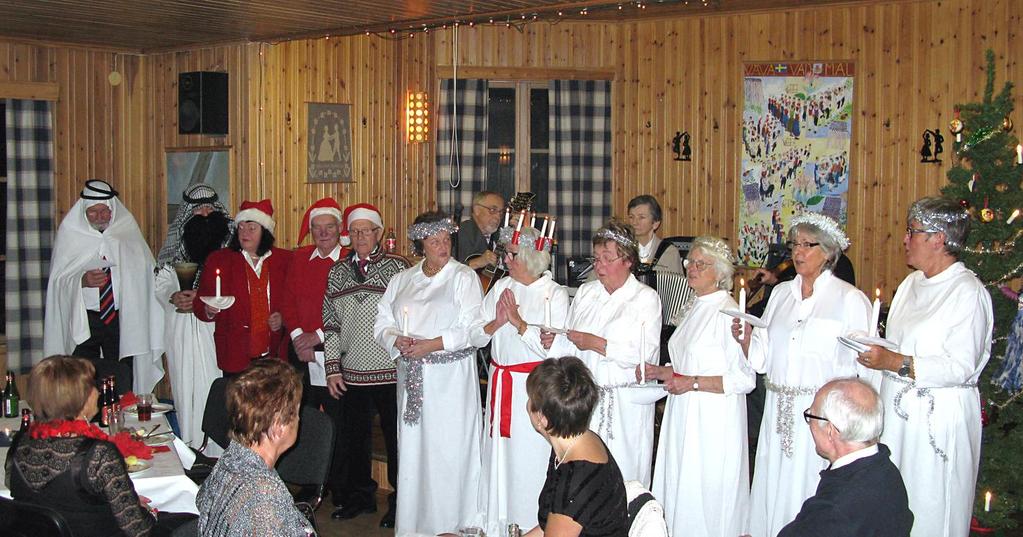 JULFEST 2013 Vid Vasalogens Uddevalla nr 638 Julfest gladdes syskon från när och fjärran, vid det av Grupp Två uppdukade Julbordet.