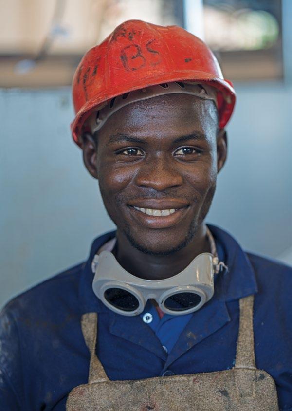 En svetsare i en bussmonteringsfabrik i Senegal.