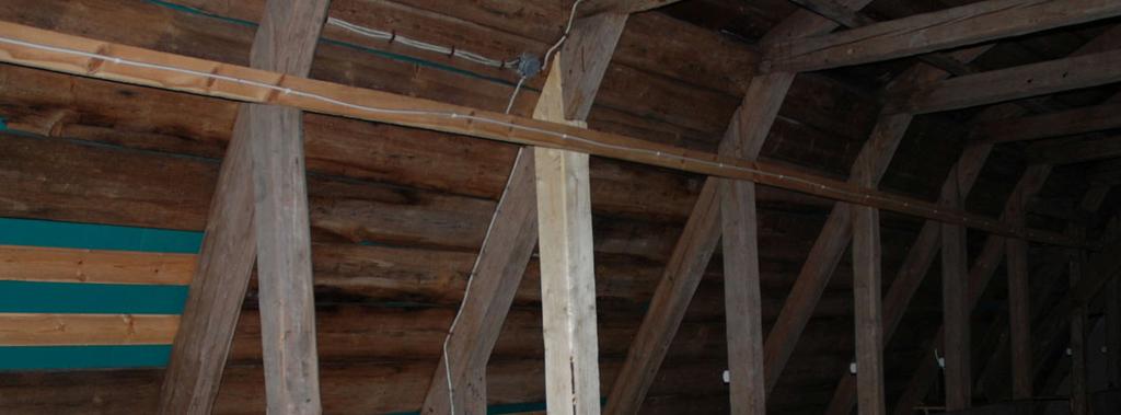 Golvplank och del av innervägg på vinden samt stödben i en takstol lagades enligt