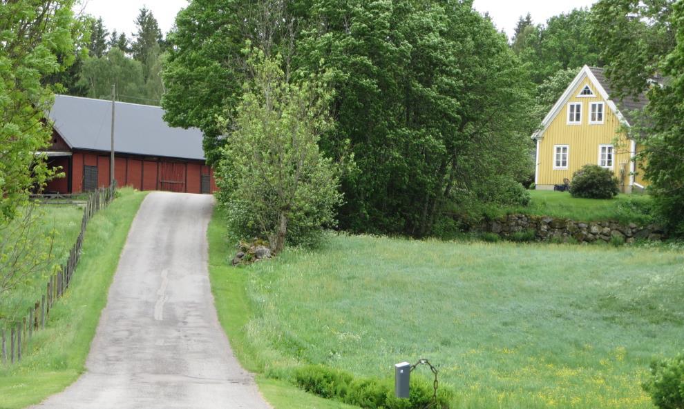 Traditionell ladugård i skiftesverk och bostadshus med