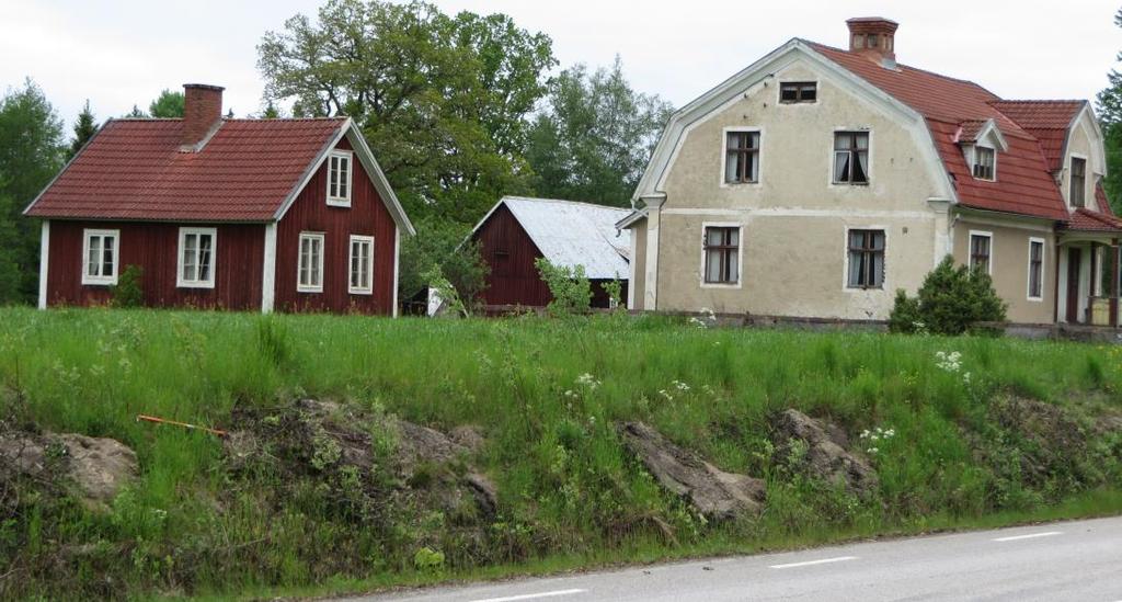 En av de välbevarade gårdarna i Strängsmåla med flera olika ekonomibyggander för olika