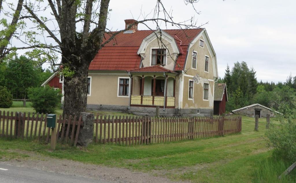 Bostadshus av sekelskiftestyp (1900), med traditionellt spjälstaket, hamlade askar och olika