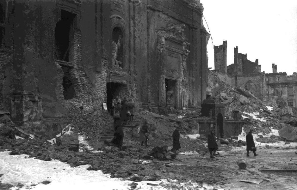 Bombningarnas offer Ruiner av Heliga korsets kyrka i Warszawa människor som lämnar kyrkan efter bön.