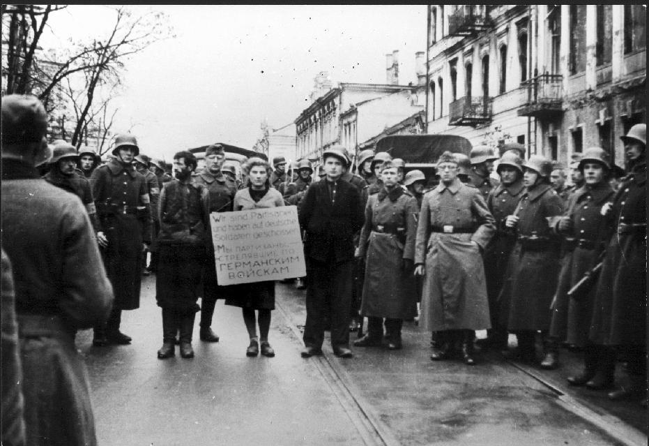 Civilt och väpnat motstånd Motståndskämpar inför avrättning i Minsk, tyskockuperade Vitryssland, 26 oktober 1941. På skylten står det: Vi är partisaner och har skjutit tyska soldater.
