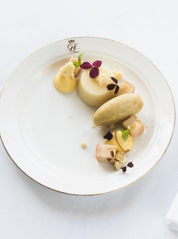 Assorted cheeses from the Nordic region with condiments DESSERT/DESSERT Äpplebavaroise,