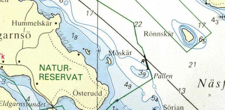 Det är inte lätt att sikta Möskär härifrån, den smälter helt ihop med landlinjen på Färingsö.