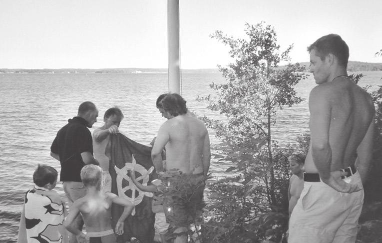 JBS-flaggan bärs fram, fästs i linorna och hissas högtidlingen av Göran Larsson.