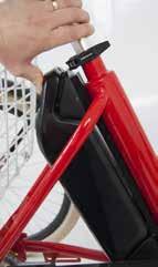 Se till att parkera cykeln under tak eller att täcka över batterifästet. nslut LDRIG batteriet till cykeln om du märker att kontakterna är blöta. FÄST BTTERIET I BTTERIHÅLLREN 1.