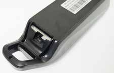 Placera batteriet först i botten av hållaren så att metallblecken hamnar på plats. Se till så att batteriet bottnar helt i hållaren. 3. Tryck därefter batteriets övre del in mot hållaren.