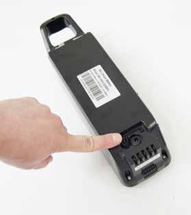 Det är dessutom en säkerhetsrisk att inte följa säkerhetsföreskrifterna på föregående sida till punkt och pricka. Ladda batteriet i följande ordning: 1.
