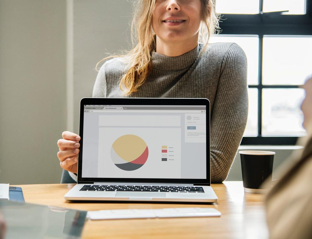 SAMMANFATTNING Vi är mitt i en digital transformation som på många sätt förändrar saker som vi länge tagit för givna: att man är anställd, att man har en arbetsplats, att man arbetar ett visst antal