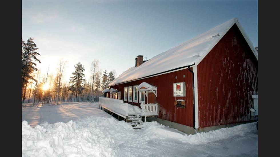 Bjurå Folkets Hus har renoverats och fått nytt liv. I dag kan alla som passerar efter väg 356 mellan Morjärv och Boden under sommaren stanna till för en kopp kaffe med hembakt dopp i caféet.