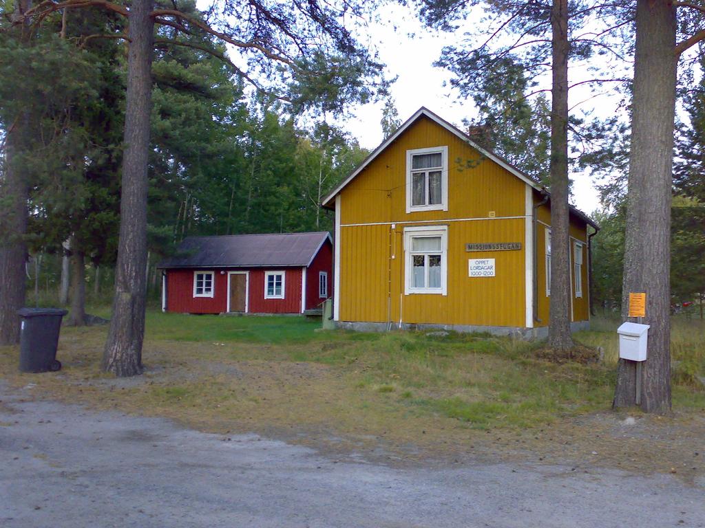 7 På tomten bredvid. Missionsstugan är byggd i 1½-plan. 1. Användning i dag: Samlingslokal 2. Sockel: Ursprunglig natursten i got skick. 3. Stommaterial/ fasad: Trä-Stock/ vertikal råspontpanel. 4.