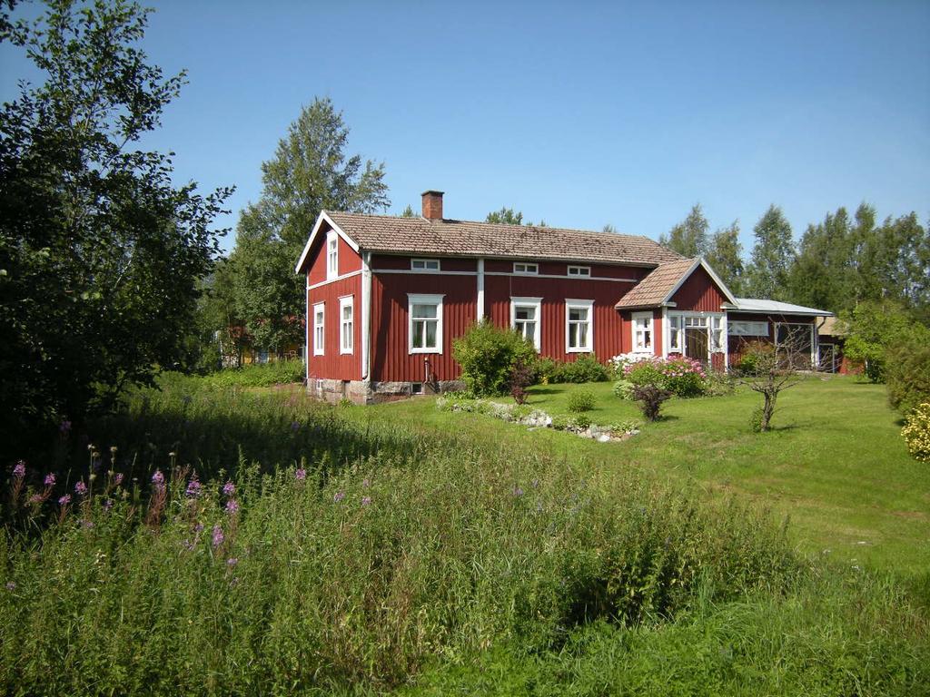 3 Figur 1. På området finns en gamla bostadshusmiljön med dess tillhörande ekonomiebyggnader. Bostadshuset är en för österbotten typisk bondstuga i 1½-plan. 1. Användning i dag: Bostad 2.
