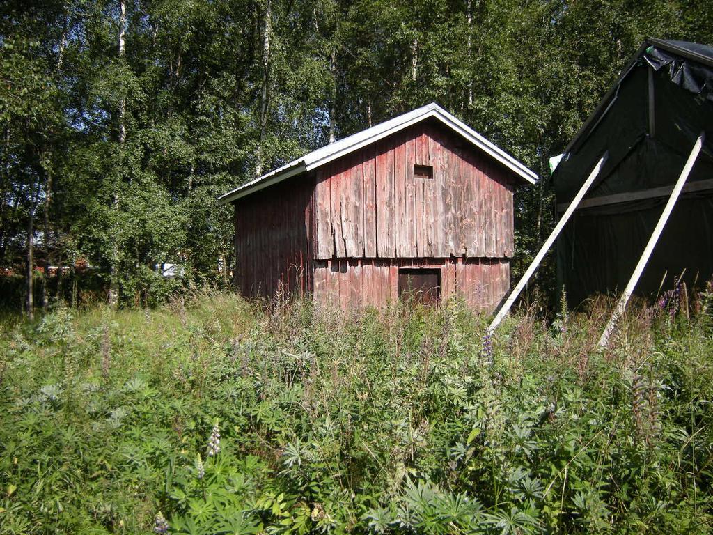 4 Figur 2. På området finns en gamla bod. Boden är inte en typisk Österbottnisk bod eftersom den har brädbeslåning. 1. Användning i dag: Förvaring 2. Sockel: Natursten. 3.