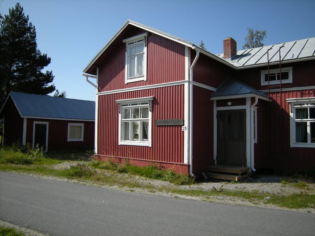 Sockel: Ursprunglig natursten med plåtfodring. 3. Stommaterial/ fasad: Trä-Stock/ vertikal råspontpanel. 4.