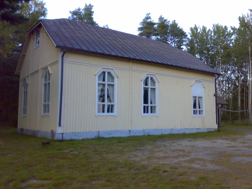 6 Figur 4. På området finns Kyrkans Ungdoms bönehus och på tomten bredvid denna missionsstugan med en tillhörande förrådsbyggnad, före detta bostadshus. Församlingsgården 1 