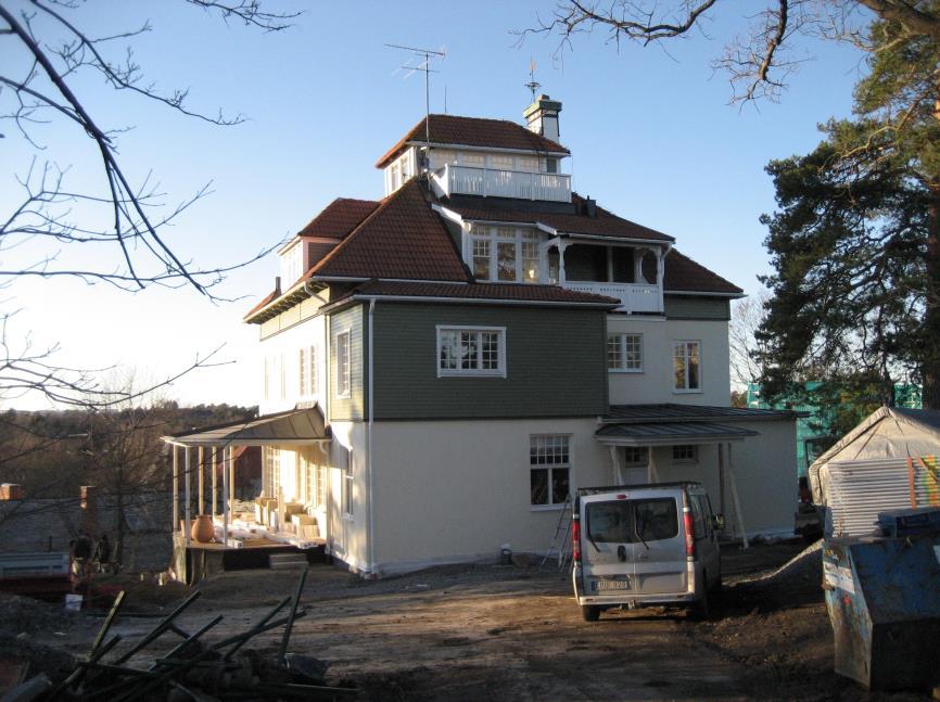 Villan har under åren byggts om och till vid flera tillfällen och är idag väsentligt förändrad, både interiört och exteriört. Villa Dana sedd från Skandiavägen efter ombyggnaden 1905.