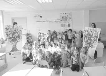 Nach dem Freispiel gestalteten die Kinder zwei Herbstbäume, die sie mit verschiedenen Herbstblättern beklebten und schmückten. Ein Baum durften wir sogar mit in unseren Kindergarten nehmen.