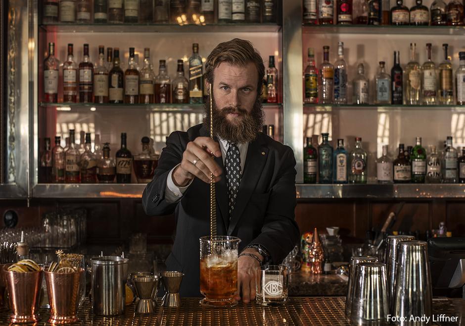 Sveriges hetaste bartender Emil Åreng tipsar om bästa barerna i Umeå. Emil Åreng är en prisbelönt bartender och välkänd profil i branschen.