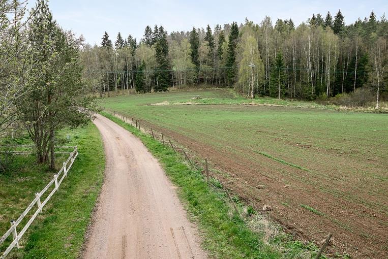 är det svårt att redovisa säljarens kostnader. Kommunal fastighetsavgift 4 613 kr. För aktuella taxor för sopor och slam, se Aneby kommuns hemsida www.aneby.se. Kostnaden för slamtömning delas 50/50 med grannen.