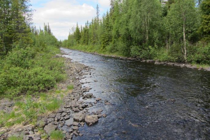 Vy uppströms över den längre kanaliseringen med objekt 27h till